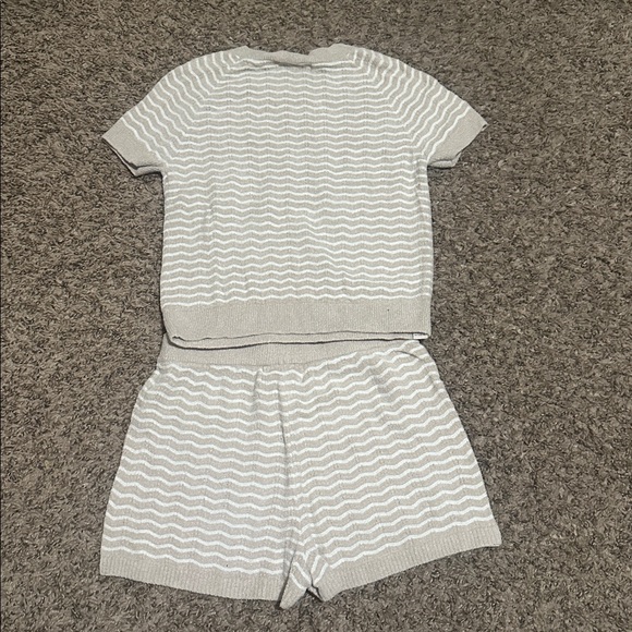 Barefoot Dreams CozyChic Ultra Lite Wavy Shorts and Matching Top in Stone/Pearl - Picture 8 of 8